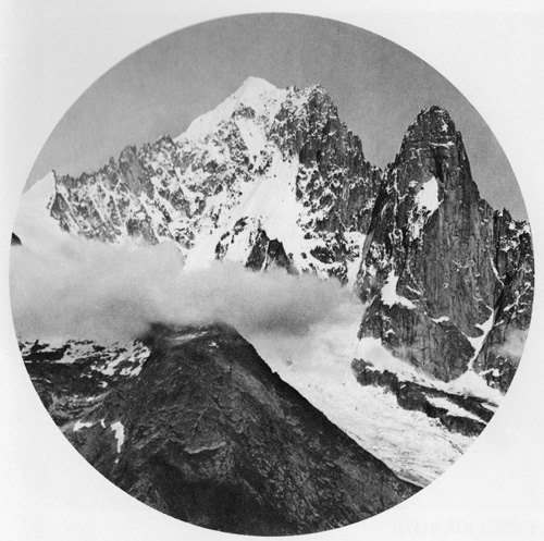 Auf einer sp&auml;ter aufgenommenen Fotografie Whympers von der Aiguille Verte sind die extrem steilen Couloirs gut ersichtlich.